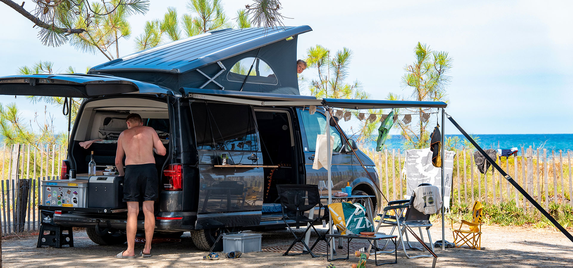 Camping san damiano emplacement premier rang mer van en gros plan avec enfant